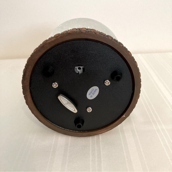 Santa Musical Snow Globe Plays “Up on The Roof Top” - Picture 6 of 6